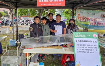 土木系陳智謀老師與同學於攤位上合影-1