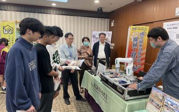 利奇科技公司陳旭華工程師向參觀同學解說機器手臂操作原理2