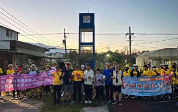 昨日清晨5時30分隊伍抵達榮華國小會合，合影單車百公里第二塔-榮華國小榮耀之塔