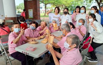 在計畫推動期間，餐旅系師生多次深入社區，以示範教學的方式陪伴長輩從初次接觸烘焙器具的生疏，到逐漸熟練擠餡、翻面與包裝等技巧。
