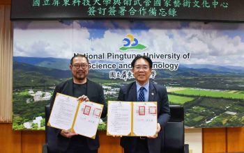 校長張金龍右代表與衛武營藝術總監簡文彬左簽署為期三年的合作備忘錄-scaled