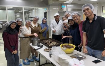 02、國事處於10月14日安排學員前往校內模擬食品GMP生產線，體驗食品生產線完整製程