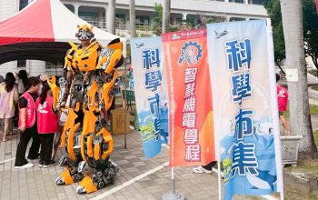 07-由本校智慧機電學程同學變裝變形金剛大型人物現場互動展示-2