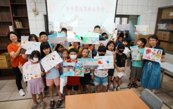 1-創作世界各國祭典的圖畫，大家手持自己的作品合影，展現跨文化學習與馬卡道文化韌性的傳承之美。