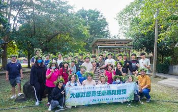 1.「大學社會責任素養與實踐」通識課程至社區展示親手編織的馬卡道「埔姜頭環」，實踐文化素養與在地連結。