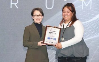 副總統蕭美琴頒發獲2025-年-NOWnews-公民提案競賽首獎獎狀予「三島芽語」團隊圖／NOWNEWS攝影中心