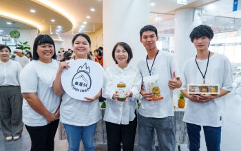 合照左起：老厝54專案經理湯菀蕈、-戴苡亘同學、周春米縣長、黃有麒同學、宗培閩同學