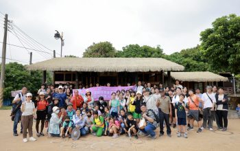 5、抵達大武瓏部落神聖的「公廨」前。此處是部落信仰與祭祀空間，透過實地走訪，讓參與者深刻感受平埔族群的信仰與生活脈絡。-scaled