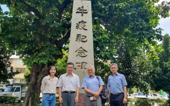 於日治時期的「牛瘟紀念碑」前合影留念象徵動物防疫工作需要跨越國界、長期耕耘的共同信念