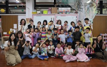 日本師生實際參與嬰幼兒照護技能訓練，包括「嬰兒心肺復甦術」、「為嬰兒泡奶水」、「為嬰兒清潔口腔及洗澡」以及「教導兩歲幼兒如廁」等-5-1024x683