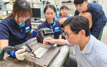 曾光宏教授指導企業代表進行活性氬弧銲接操作，透過實務演示說明製程技術