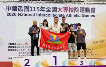 空手道教練與選手合影